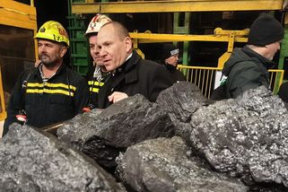 REPORTÁŽ: Horníky vypískaný Pavel, pláč i modlitby aneb U posledního vozíku s uhlím